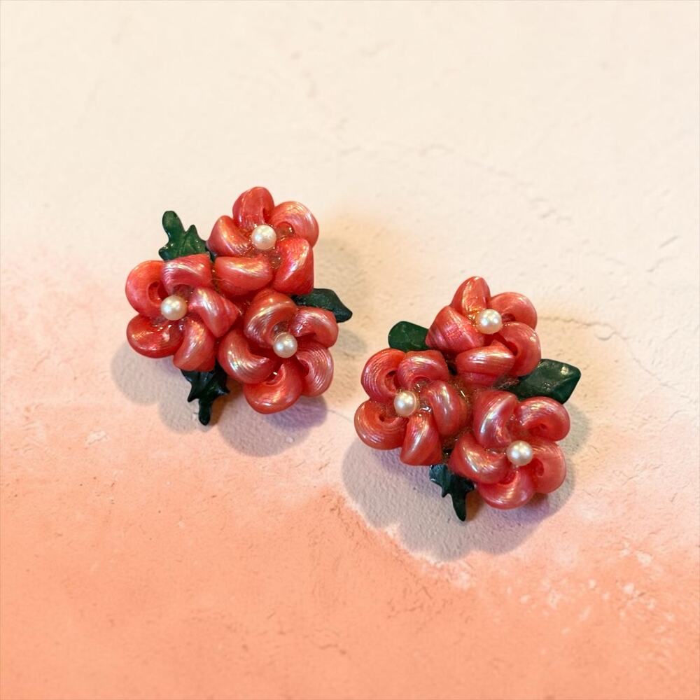 Vintage 40s 50s Coral Pink Floral Earrings Screwback Lucite Pearl Cluster Retro